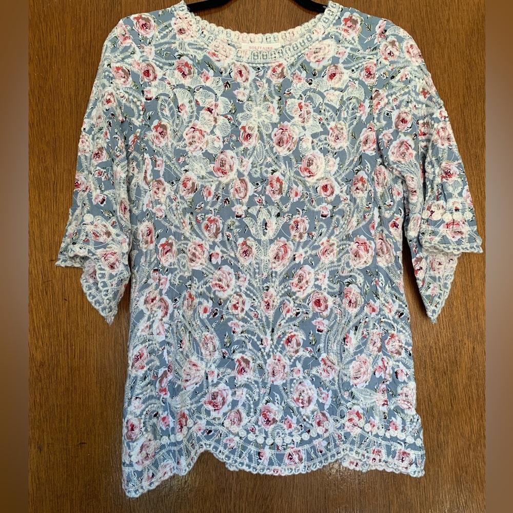Floral patterned, embroidered short-sleeve blouse